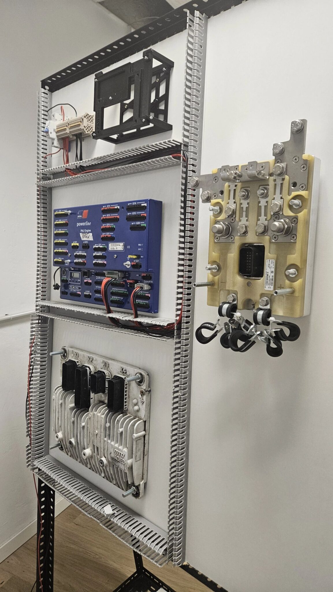 Simulator for PowerLine MTU electronic system used in locomotives with ...